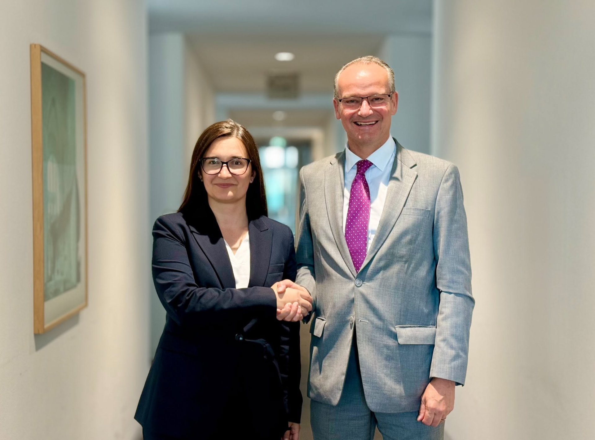 Moldova și Germania își consolidează dialogul pe tema negocierilor de aderare la UE Cristina Gherasimov: „Moldova are un prieten de încredere în Germania, care ne cunoaște eforturile și susține drumul nostru spre UE”
