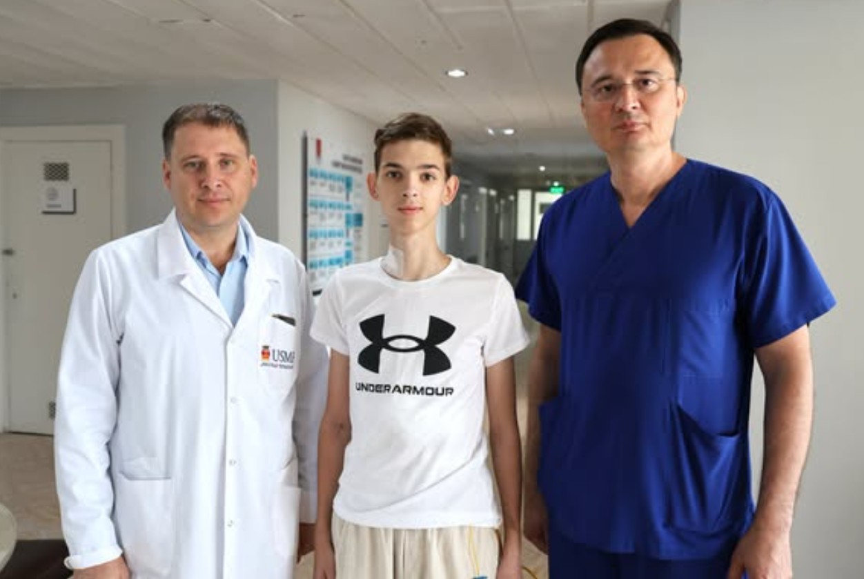 Un băiat de 15 ani a primit o nouă șansă la viață după un transplant hepatic de la donator viu
