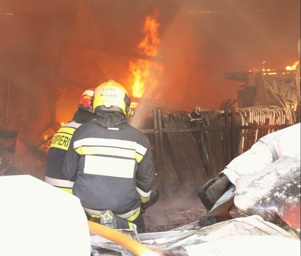 Incendiul de la depozitul cu materiale de construcții din capitală a fost lichidat