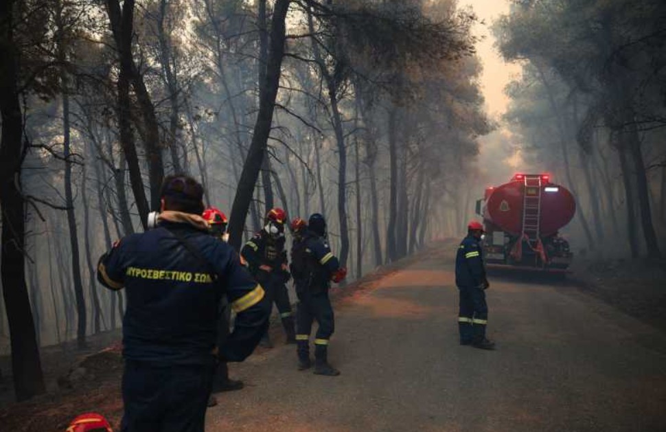 Grecia: Pompierii, puși în dificultate de un incendiu care amenință o cunoscută stațiune estivală