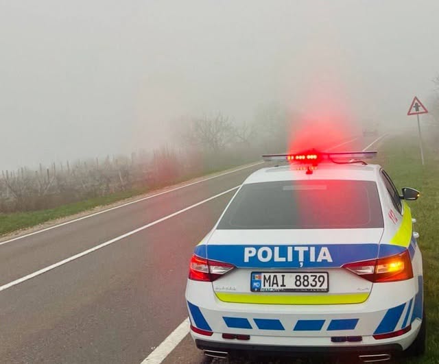 Atenție, șoferi! Pe traseele din țară se circulă în condiții de ceață