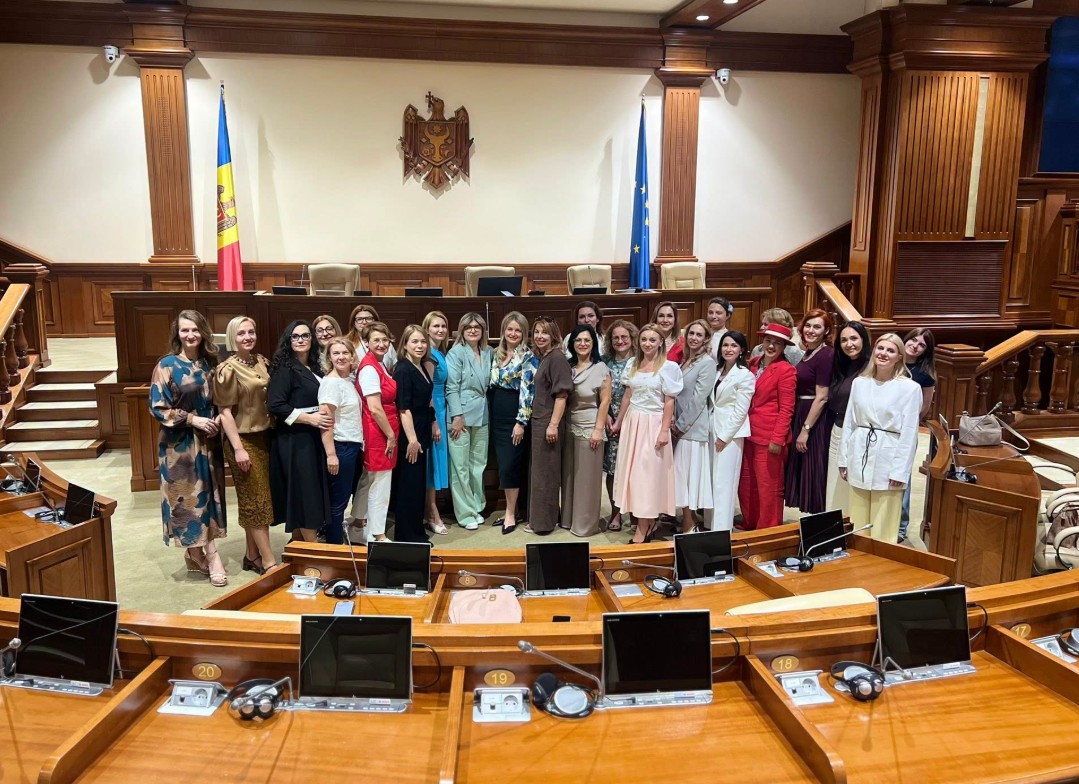 FOTO // Tineri din șapte țări și profesori americani au vizitat Parlamentul Republicii Moldova în ultima săptămână