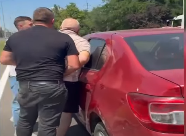 VIDEO // Un bărbat din Chișinău a fost arestat după ce și-ar fi jefuit sora de bijuterii din aur