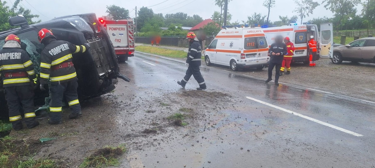 VIDEO // Un microbuz înmatriculat în Republica Moldova s-a răsturnat în județul Suceava. Un moldovean a ajuns la spital