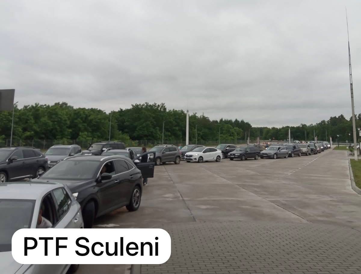 Trafic intens la Sculeni pe sensul de ieșire din Republica Moldova. Autoritățile recomandă rute alternative