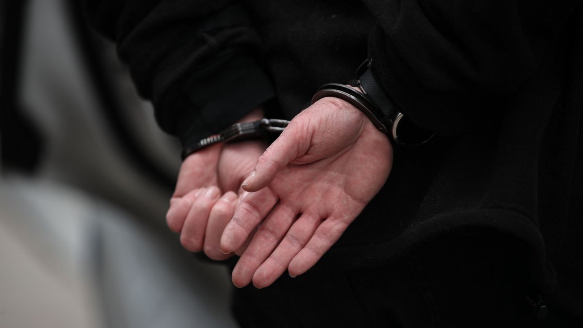 VIDEO // Un bărbat, reținut pentru implicare într-o rețea de escrocherii telefonice. Ar fi recrutat curieri și colectat banii obținuți ilegal