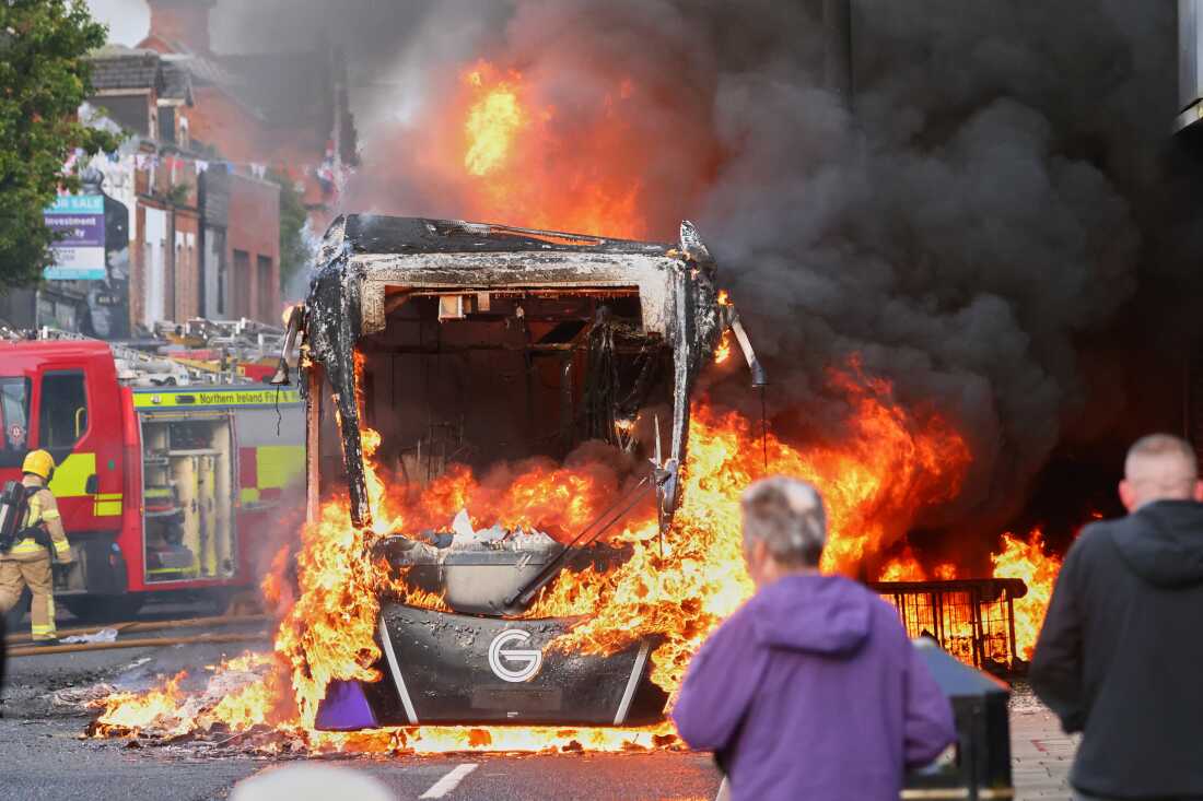 Proteste și incidente violente în Irlanda de Nord. Cetățenii moldoveni, îndemnați să manifeste prudență și să urmărească informațiile autorităților