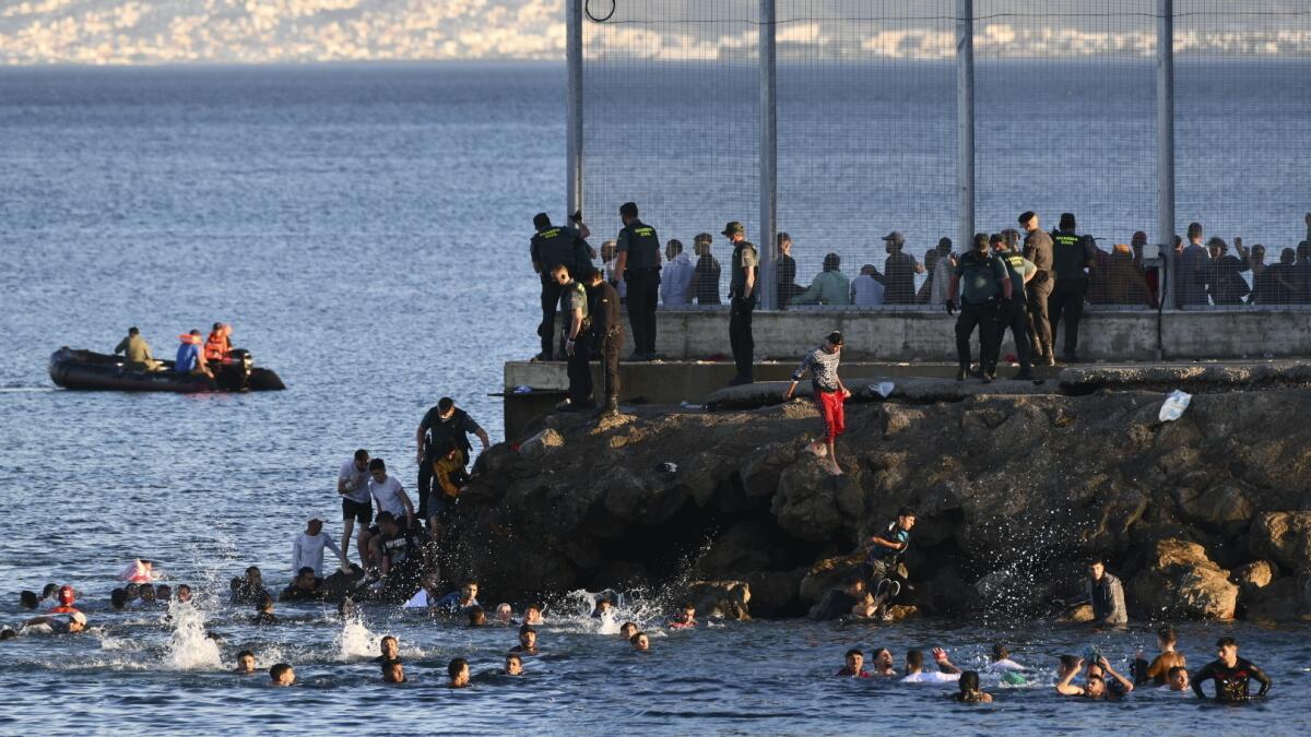 Aproape 50.000 de migranți au intrat într-o singură zi în enclava spaniolă Ceuta. Italia evocă suspendarea Schengen cu Spania