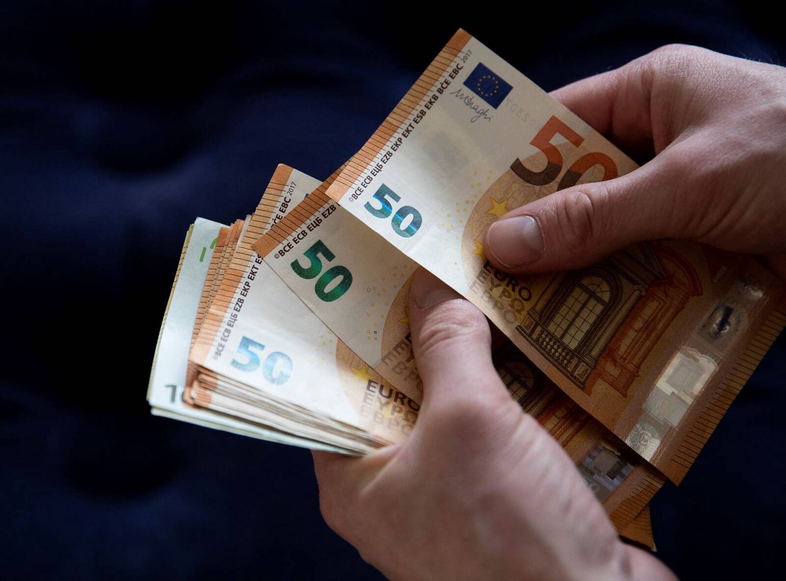Plafonul pentru operațiunile valutare fără autorizarea BNM va fi majorat până la 100 de mii de euro. Vasile Tofan: „Un nou pas spre simplificarea procedurilor pentru cetățeni”