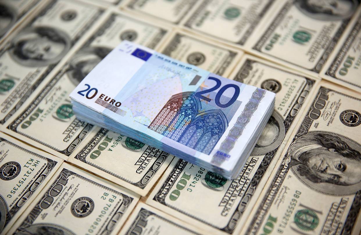 Euro se apreciază ușor, iar cotația dolarului scade