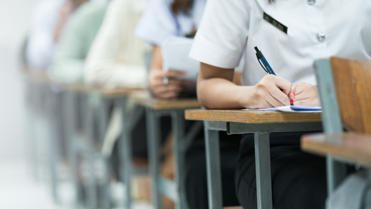 Au început examenele de bacalaureat. Peste 3.100 de absolvenți susțin proba de BAC la Limba și literatura română pentru alolingvi