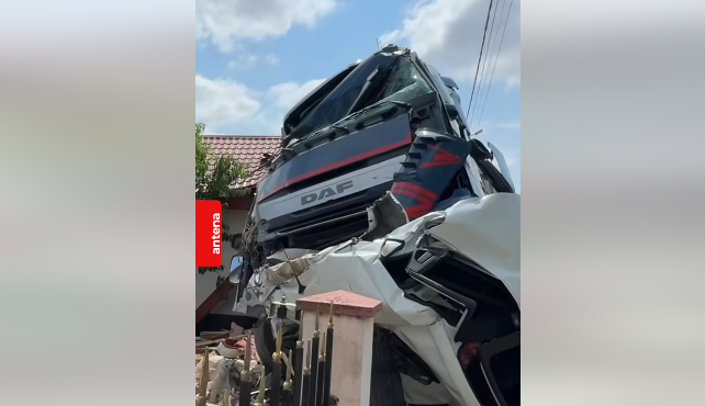 VIDEO // Un TIR înmatriculat în Republica Moldova a intrat în două gospodării din Vaslui, România