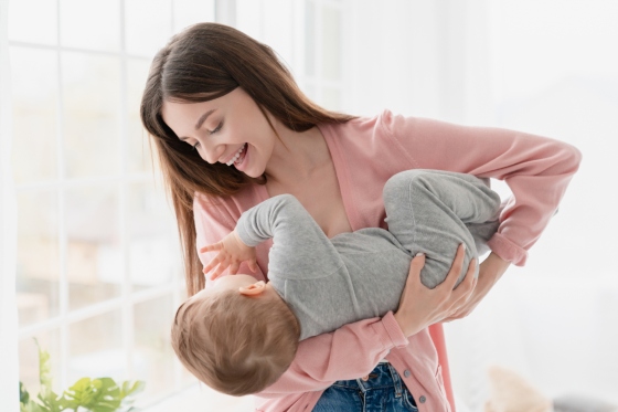 Noi garanții pentru părinți: perioadele de concediu de maternitate și paternal vor fi asimilate stagiului de cotizare