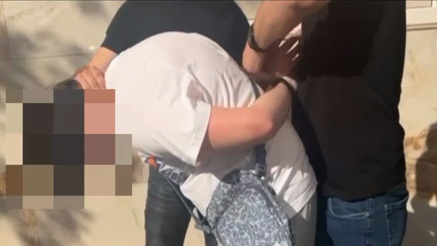 VIDEO // Au pretins că sunt polițiști și funcționari ai statului și au încercat să înșele un pensionar. Trei suspecți, reținuți într-un dosar de escrocherie