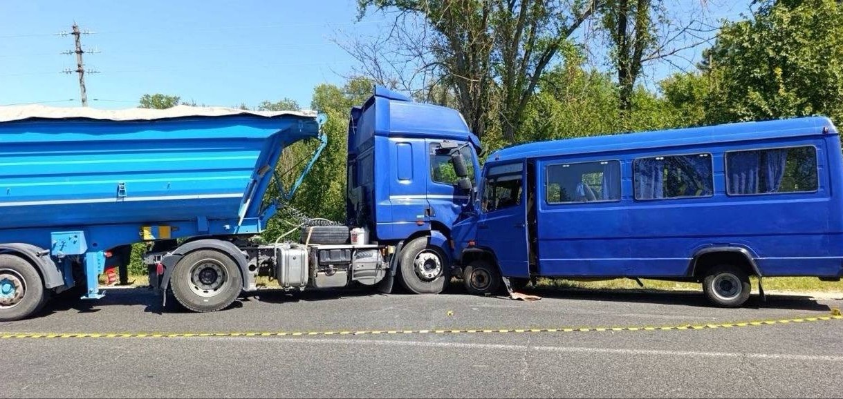 Accident grav la Ungheni. 15 persoane, transportate la spital după ce un microbuz de rută s-a ciocnit cu un camion