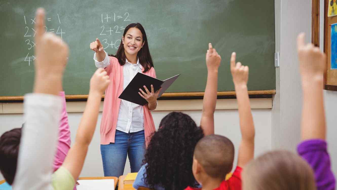 Indemnizații de până la 300 de mii de lei pentru profesorii care vor accepta să meargă să activeze în alte școli, după reorganizarea instituțiilor