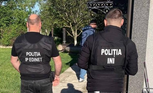 VIDEO // Percheziții în nordul țării într-un dosar de defrișări ilegale și trafic de lemn. Șapte persoane au fost reținute