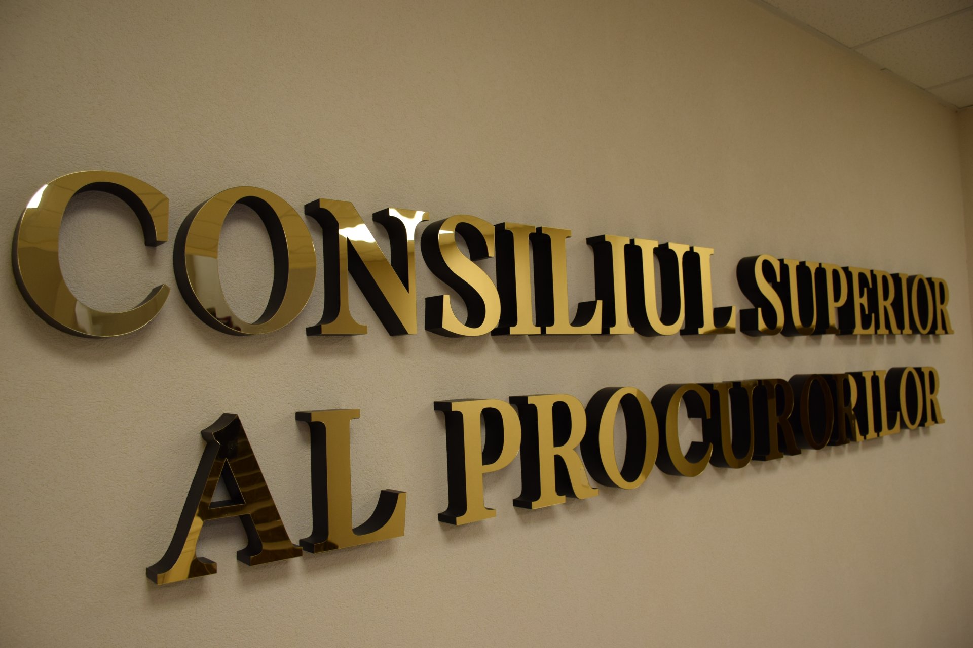 Procurorul Cristin Ghemu, cercetat pentru o presupusă mită de 400 de mii de dolari, suspendat din funcție
