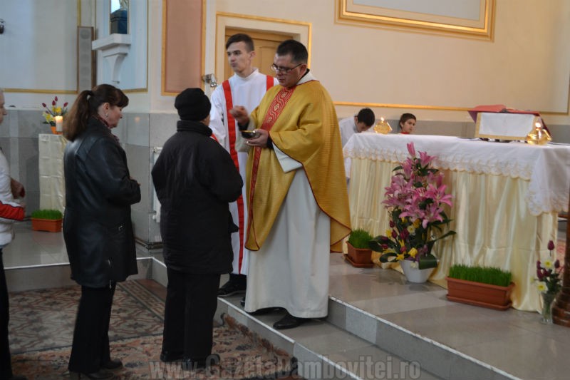 Biserica Romano-Catolică celebrează astăzi Învierea Domnului după finalizarea ritualurilor din Săptămâna Mare