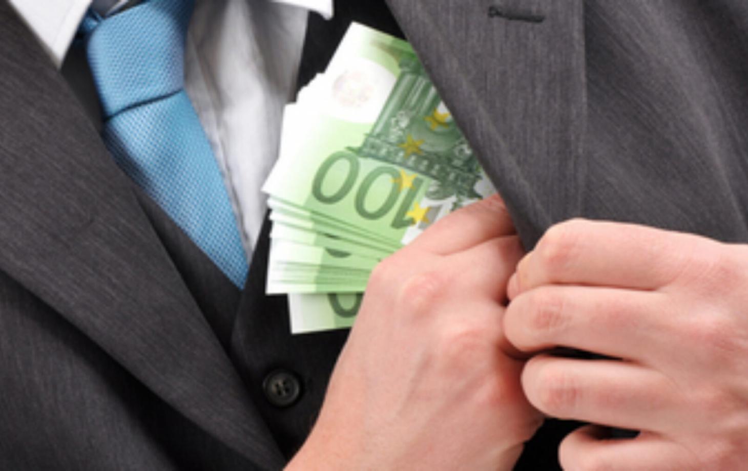 O femeie de 74 de ani din capitală, victima escrocilor: a transmis peste 130 de mii de euro unor persoane necunoscute