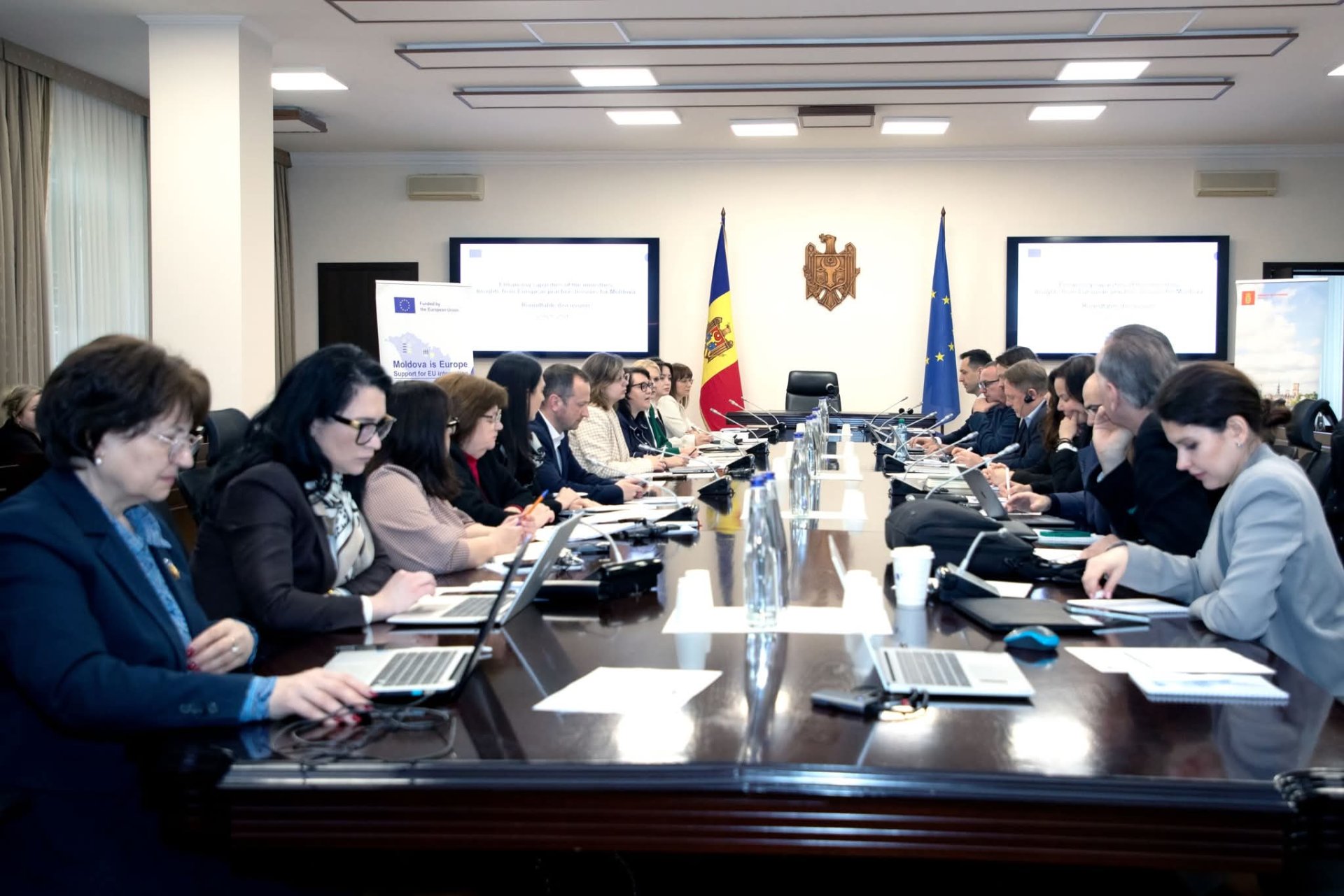 Propuneri pentru eficientizarea activității ministerelor, discutate în cadrul unei mese rotunde