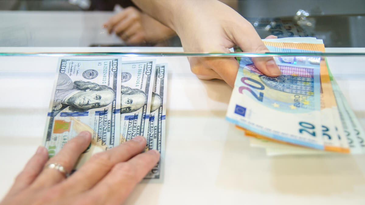 Euro și dolarul se apreciază la început de săptămână