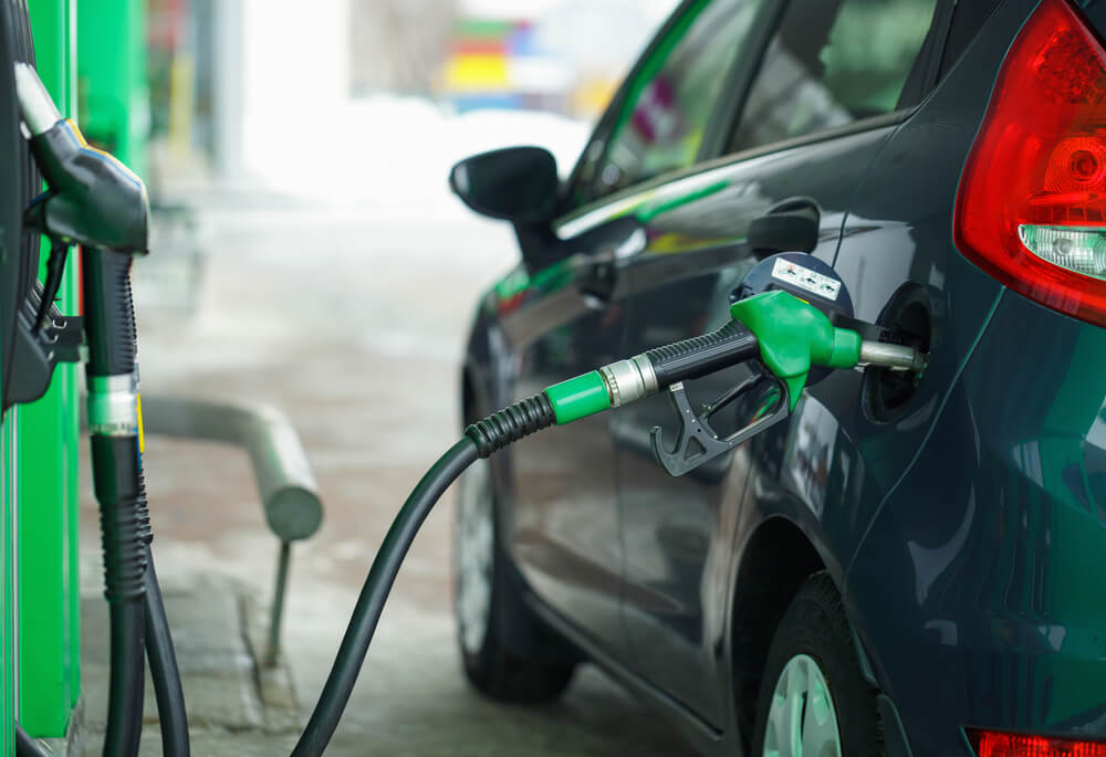 Prima ieftinire a carburanților, după valul de scumpiri determinat de situația externă: ANRE anunță prețuri mai mici la benzină și motorină