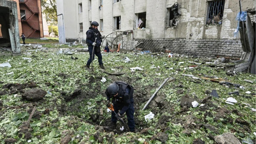 O dronă rusă a lovit o ambulanţă în nord-estul Ucrainei, rănind trei paramedici, în ciuda armistiţiului de Paşte