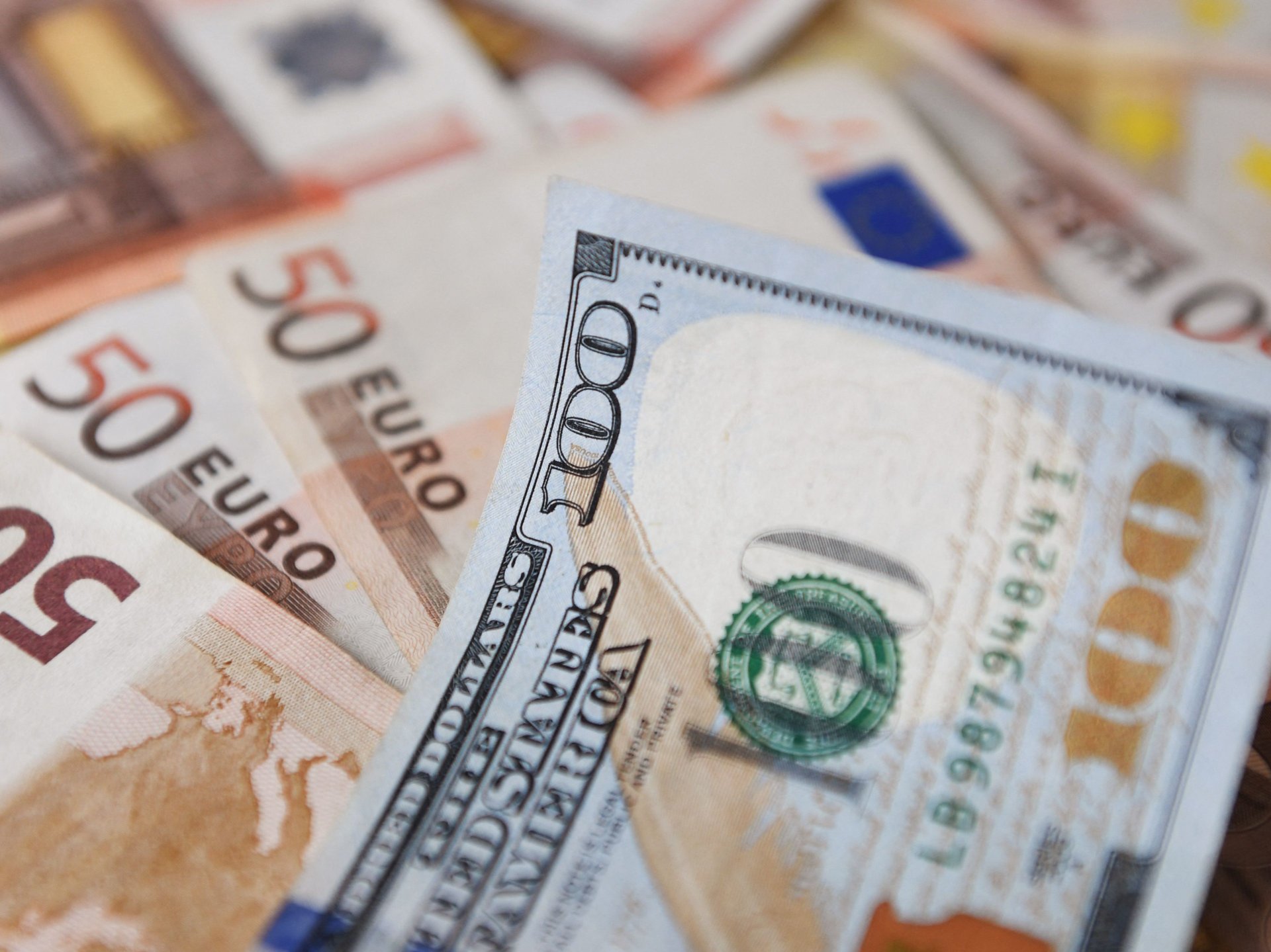 Curs valutar pentru ultimele zile ale lunii mai: euro se ieftinește, iar cotația dolarului crește ușor