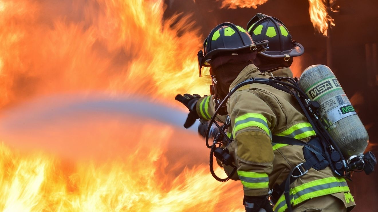 Incendiu la un hambar de pe Calea Orheiului din Chișinău: pompierii au intervenit cu cinci echipe