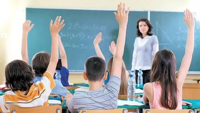 VIDEO // Tinerii profesori se pot înscrie până pe 17 iulie la concursul pentru ocuparea posturilor vacante