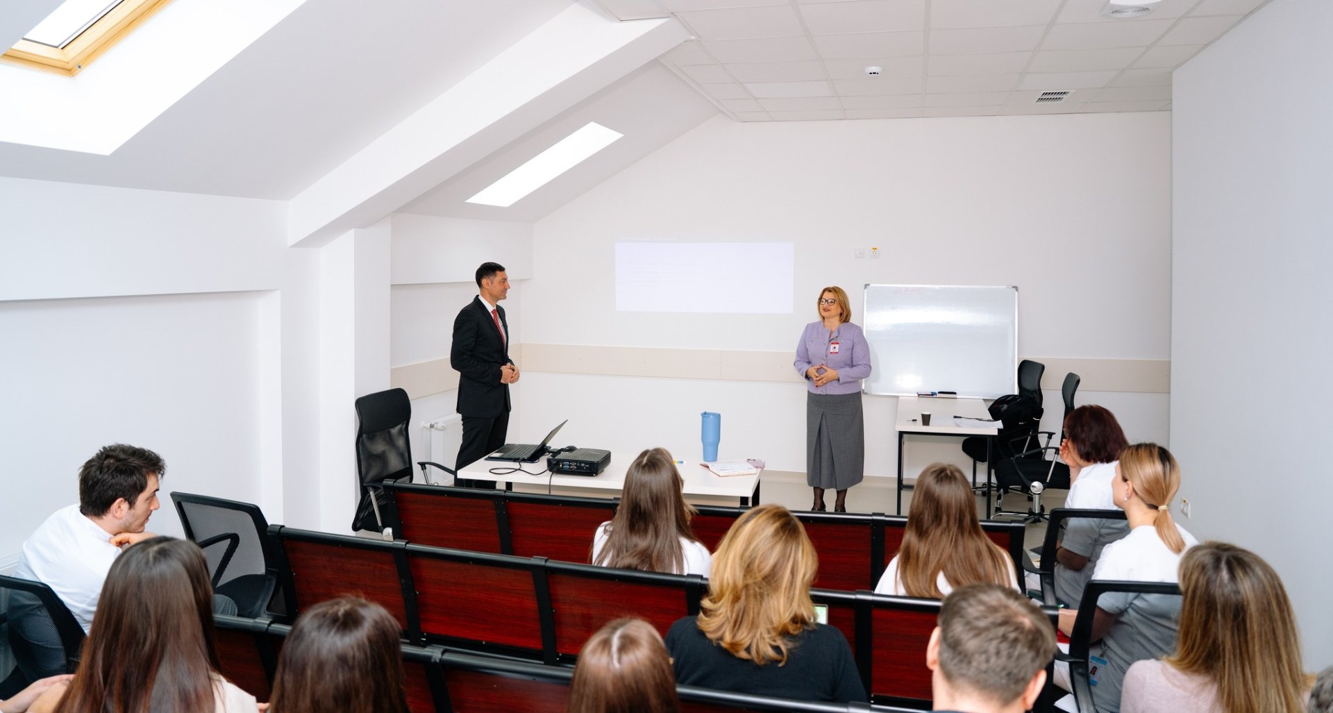 Tineri cercetători și medici rezidenți, reuniți la Institutul de Urgență pentru un workshop despre metodologia cercetării