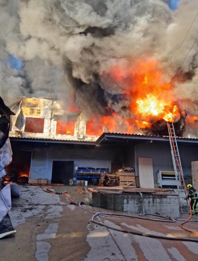 FOTO // Incendiu la un depozit de materiale de construcție din capitală. Pompierii intervin cu efective sporite