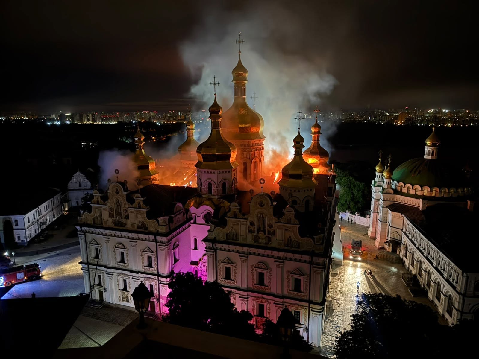 Igor Grosu: „Imaginile cu incendiul de pe acoperișul Lavrei Pecerska sunt dureroase pentru toți cei care respectă credința, cultura, memoria și patrimoniul european”