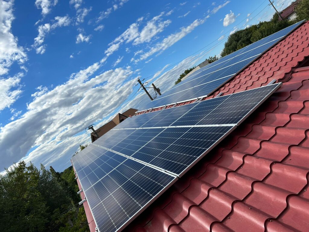 Proceduri mai simple pentru instalarea panourilor fotovoltaice și a sistemelor de stocare