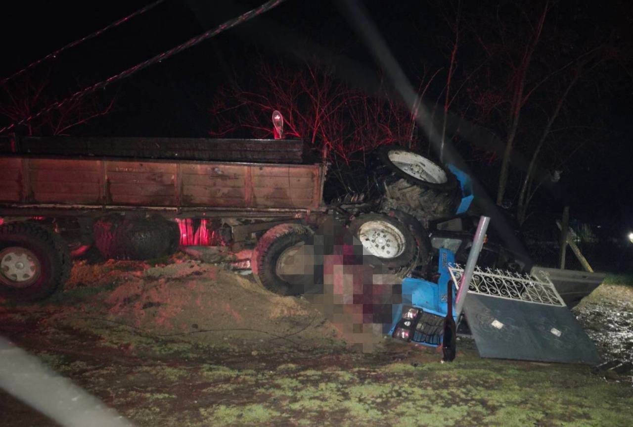 Tragedie la Ștefan Vodă: un bărbat a murit după ce s-a răsturnat cu tractorul