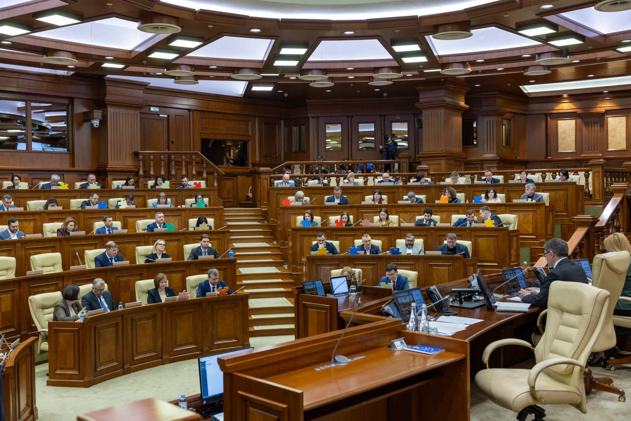 Reprezentanții Guvernului vor prezenta fracțiunilor parlamentare acțiunile întreprinse pe perioada stării de urgență și propuneri privind evoluțiile ulterioare