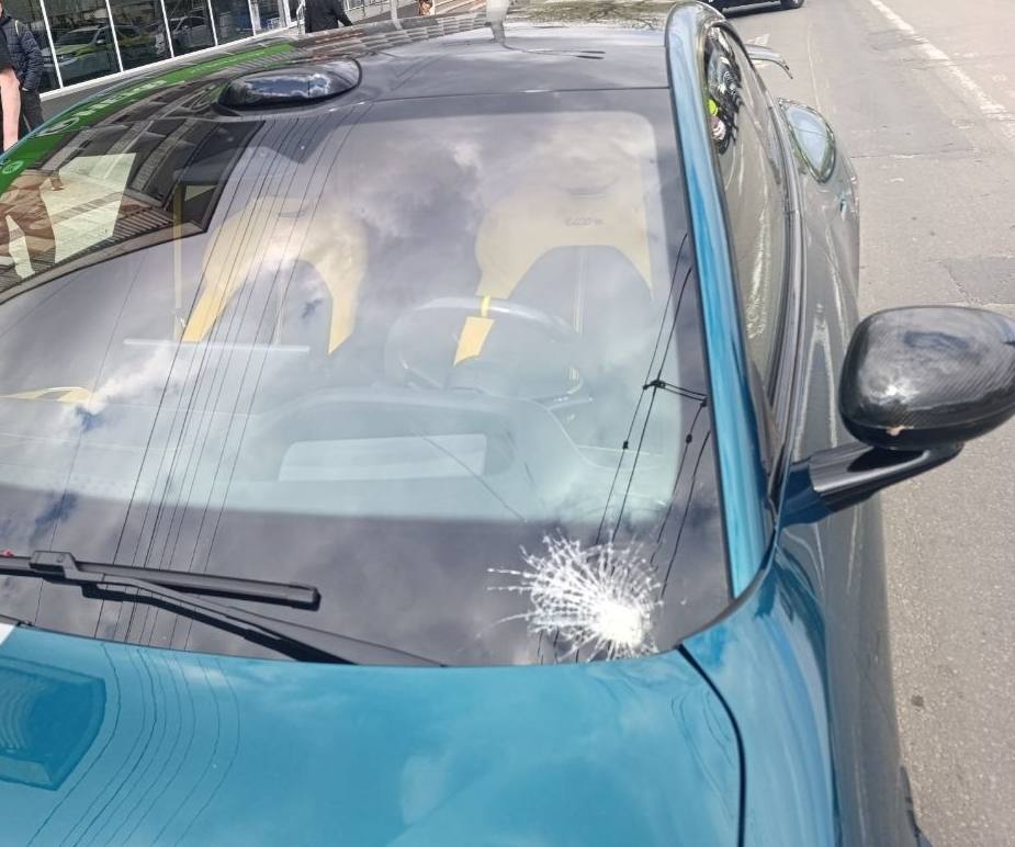 Accident în capitală: o femeie de 35 de ani și fiica acesteia de șapte ani au fost lovite de o mașină pe trecerea de pietoni