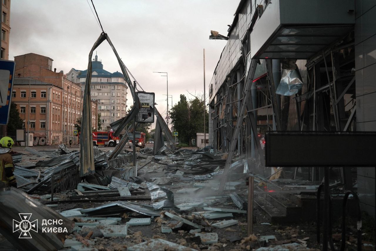 FOTO // Un atac rus de amploare asupra unor oraşe din Ucraina a provocat moartea a cel puţin nouă persoane