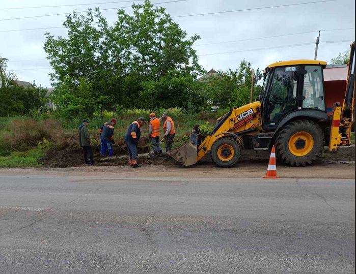 Un copac căzut a blocat circulația în apropiere de Cantemir. Drumarii au intervenit pe mai multe trasee din țară după ploile abundente