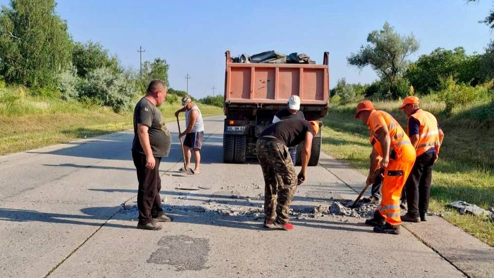 Canicula a afectat nouă sectoare de drum național. Echipele de drumari au intervenit pentru remedierea degradărilor