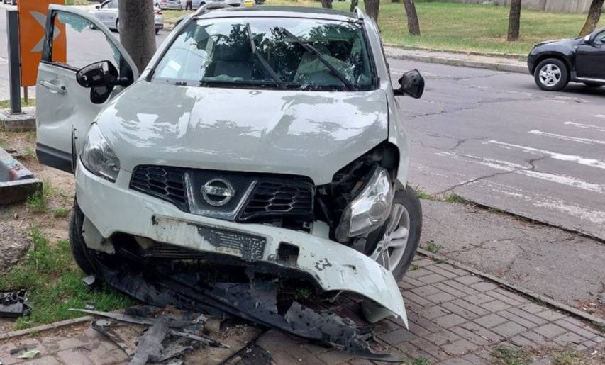Un șofer a murit după ce i s-ar fi făcut rău la volan și a intrat cu mașina într-un copac