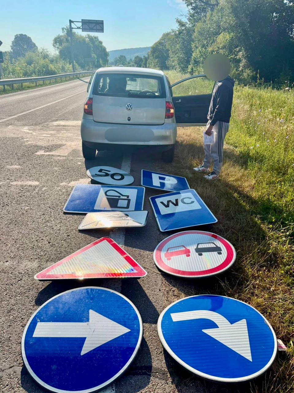 Un tânăr este cercetat pentru corupere activă după ce ar fi oferit 400 de euro unor polițiști. În mașină au fost găsite indicatoare rutiere