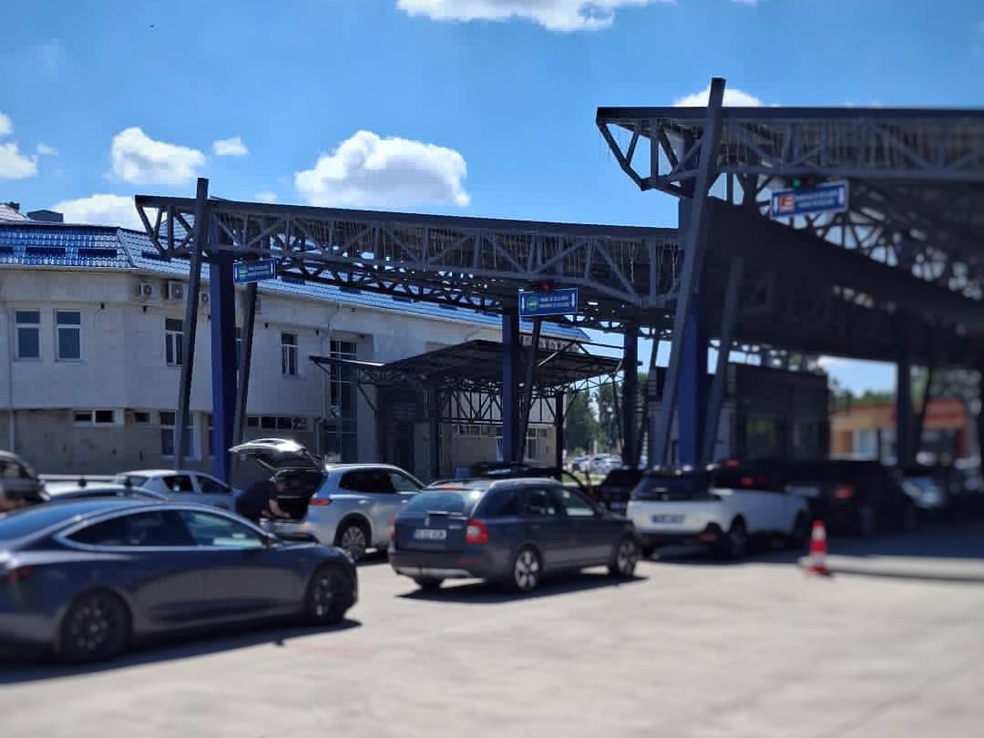 Trafic intens la ieșirea din R. Moldova prin postul vamal Sculeni. Călătorii sunt îndemnați să aleagă rute alternative