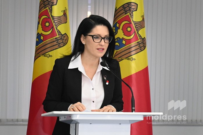Ministra Muncii explică profesorilor noile reguli privind concediile: „Nu pierdeți nicio zi de odihnă, nici banii de concediu. Schimbarea modului de calcul nu înseamnă mai puțină odihnă, ci doar o nouă formulă, iar zilele acumulate până acum rămân neatinse”