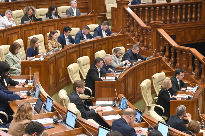 Lucrătorii medicali și farmaciștii, celebrați în Legislativ