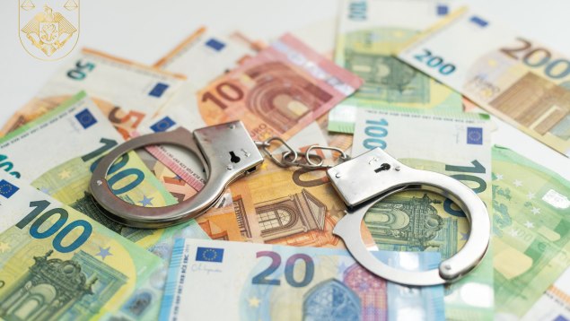 Trei persoane au fost condamnate la câte șapte ani de închisoare după ce au convins un bărbat să-și pună locuința în gaj pentru un împrumut de peste 20 de mii de euro