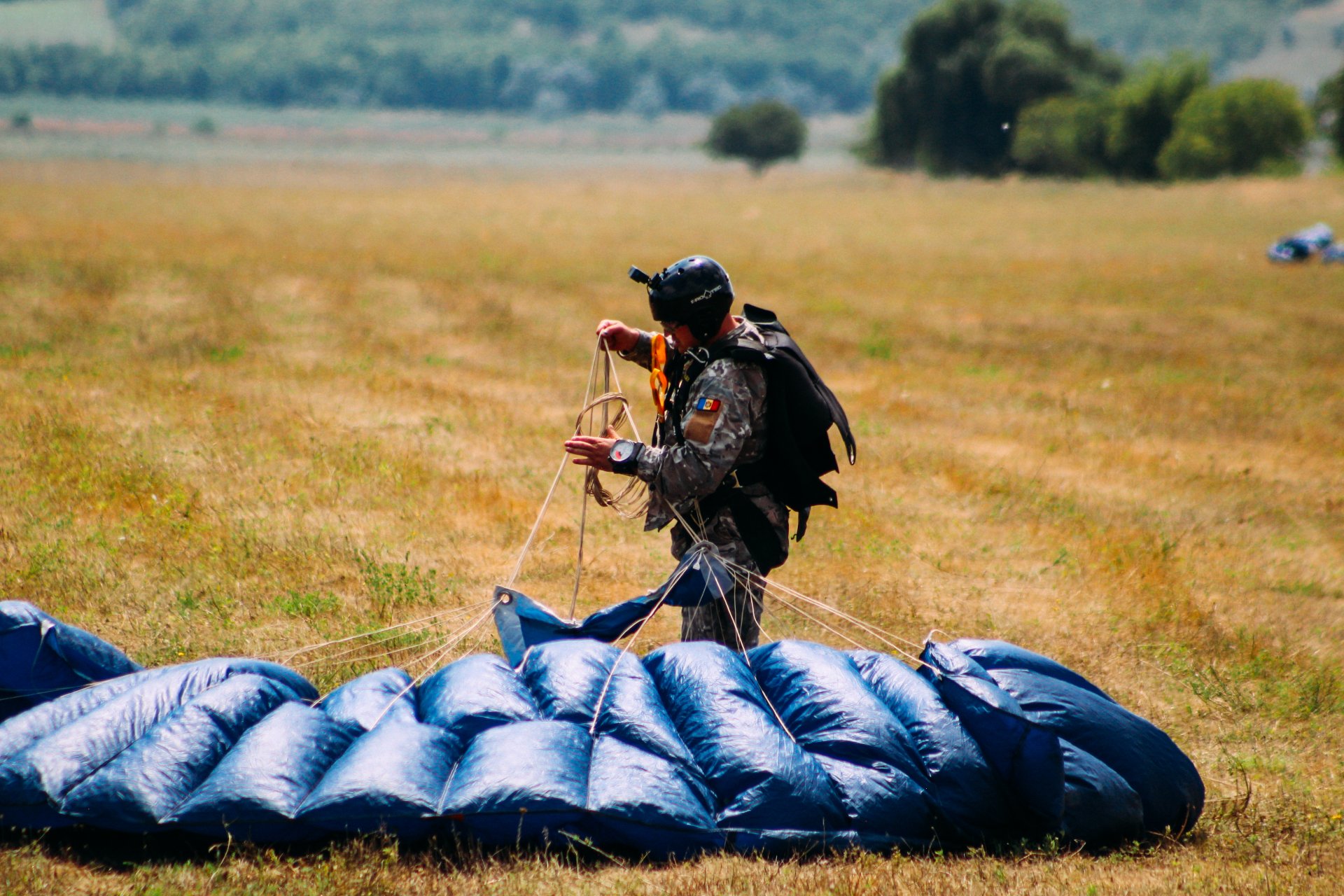 FOTO // Exerciții de parașutare la Bălți. Militarii Armatei Naționale efectuează salturi de la diferite înălțimi