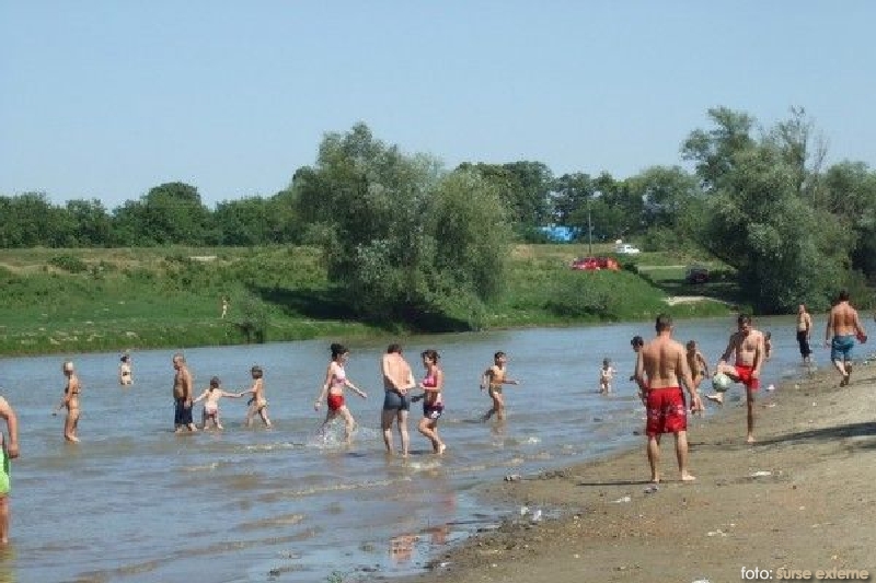 Pericol la scăldat în zilele caniculare. Autoritățile recomandă prudență maximă