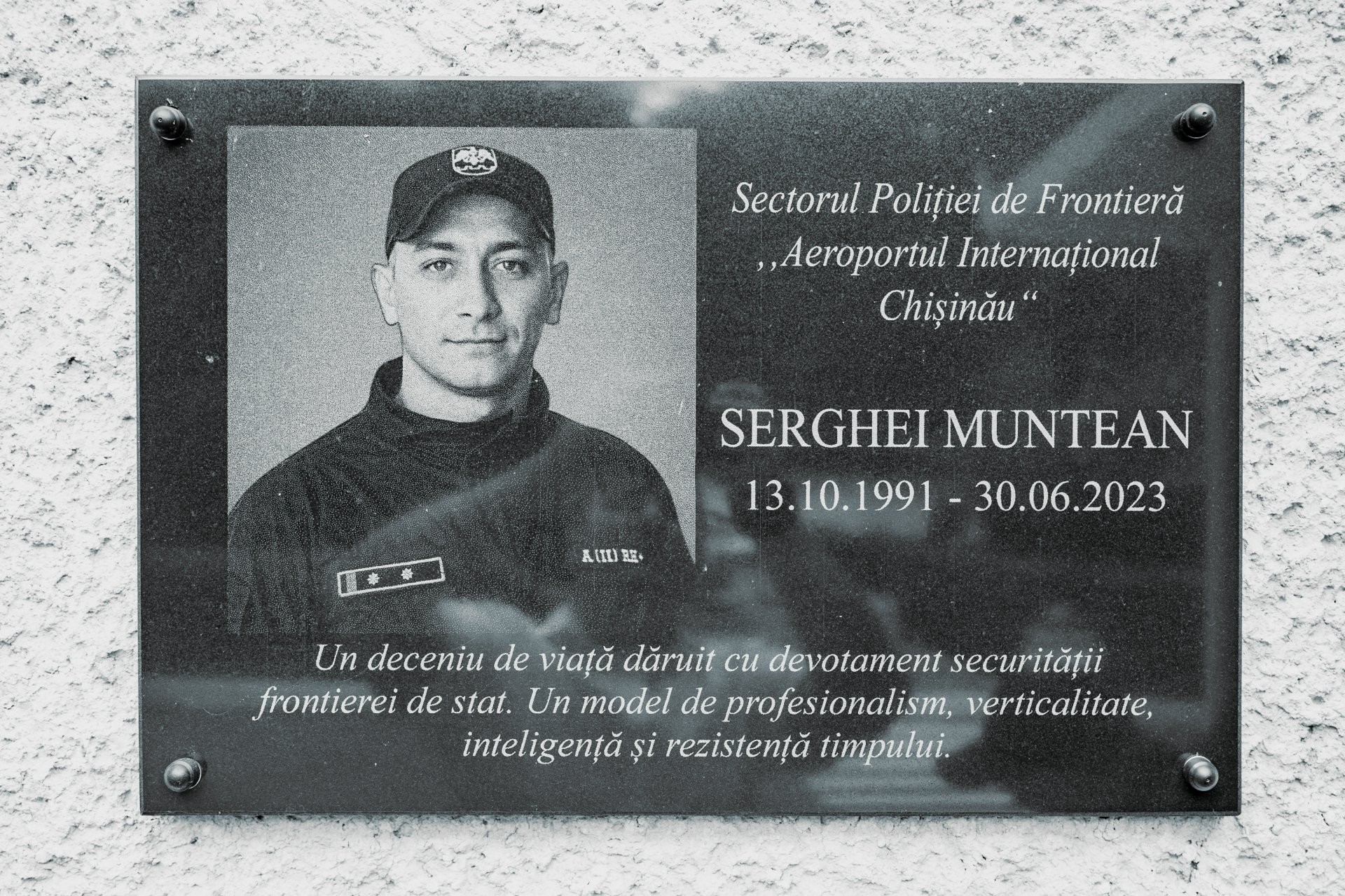 FOTO // Polițistul de frontieră Serghei Muntean, căzut la datorie acum trei ani, a fost comemorat de angajații IGPF